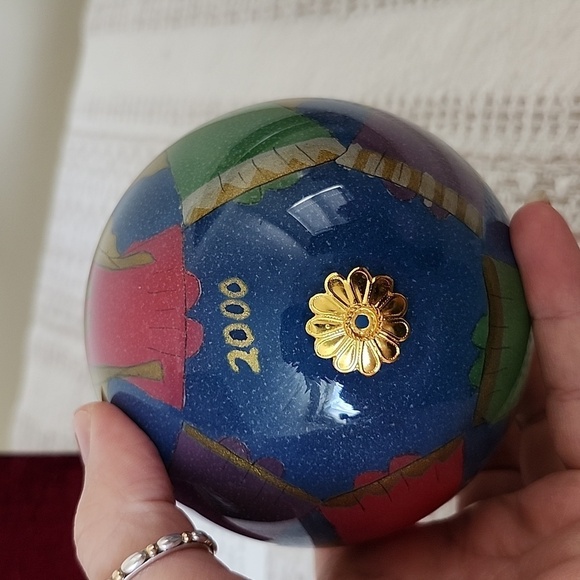 Hand Painted Christmas Ornament of Praying Angels, Big Ball Ornament. - Picture 6 of 6